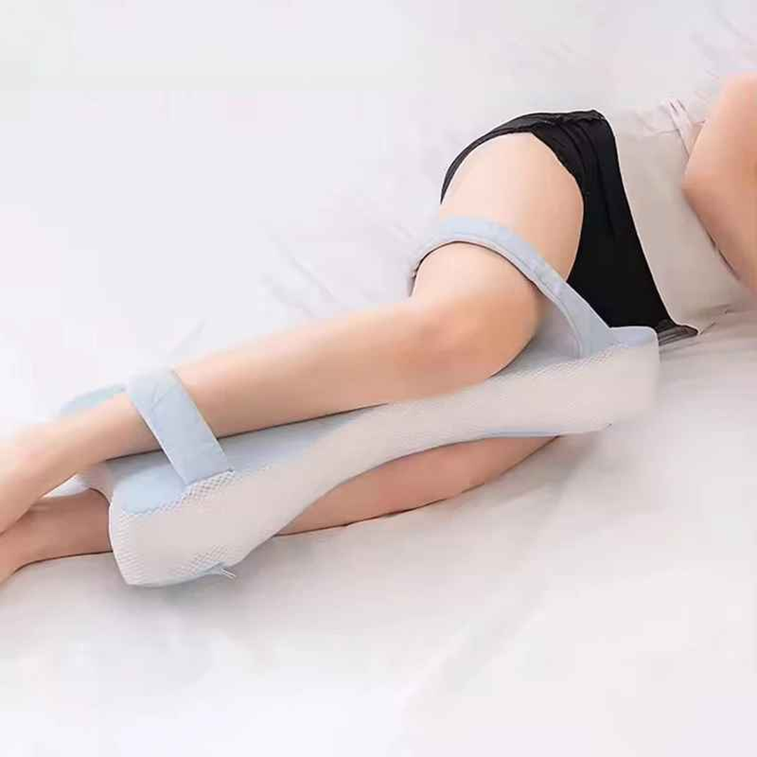 Coussin de sommeil Ysealia bleu clair placé entre les genoux, personne allongée sur le côté